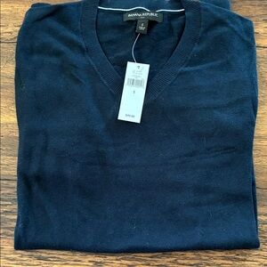 Banana Republic Men's Navy V-Neck Sweater
